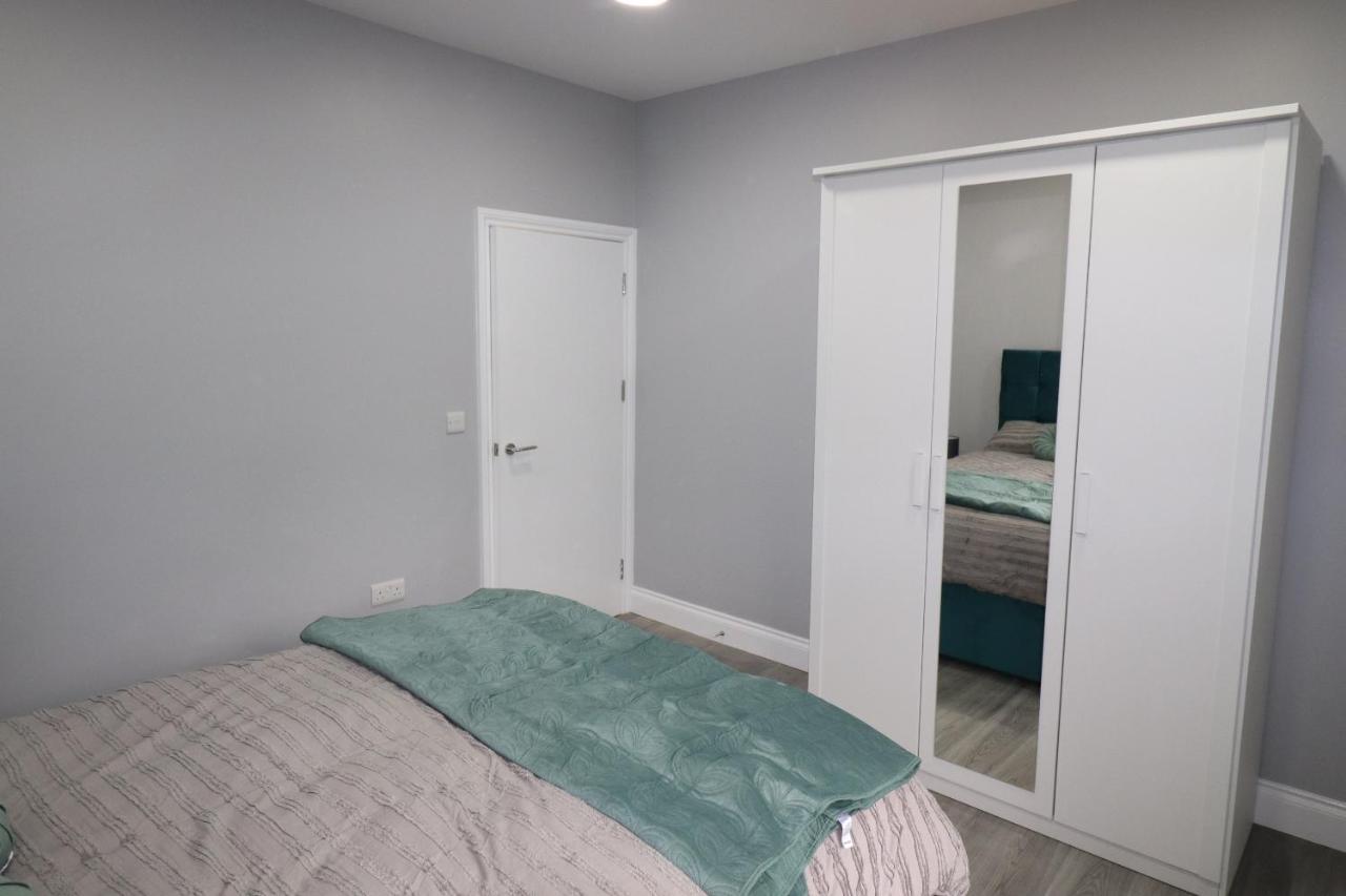 1 Bed Flat, Airport Pick, Drop Available Fibre Broadband, New, Washer Dryer, 10 Mins From City Centre Dartford Buitenkant foto