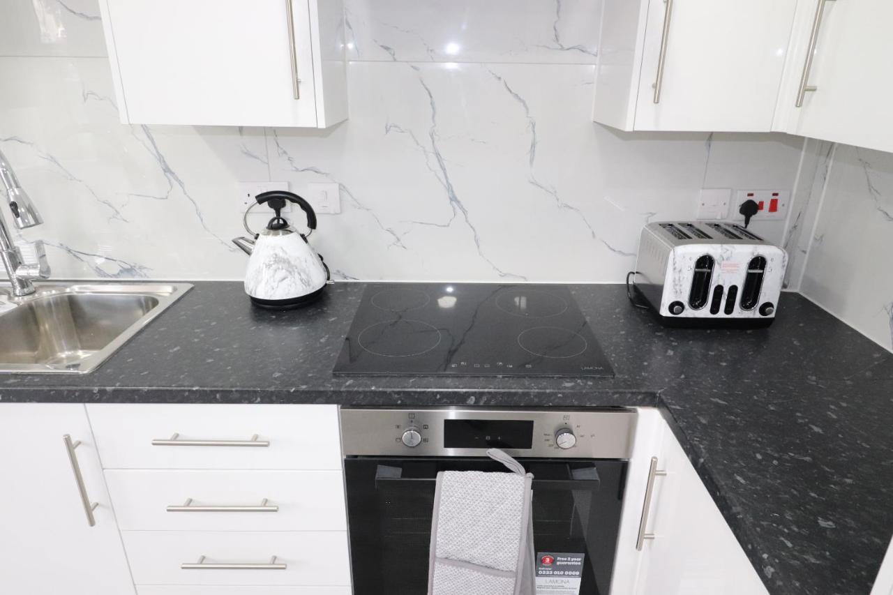 1 Bed Flat, Airport Pick, Drop Available Fibre Broadband, New, Washer Dryer, 10 Mins From City Centre Dartford Buitenkant foto